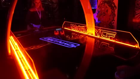 Freunde-Spielen-Airhockey-Im-Arcade-Nachtclub-In-Der-Innenstadt