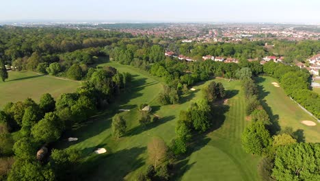 Rückwärtsüberflug-Aus-Der-Luft-über-Den-Englischen-Golfplatz