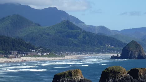 Menschen-Auf-Dem-Sand-Am-Cannon-Beach-An-Einem-Sonnigen-Tag