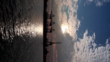 Grúa-De-Contenedores-En-La-Isla-Bukom-En-El-Fondo-Del-Atardecer-Detrás,-Tomada-Desde-El-Embarcadero-De-Labrador