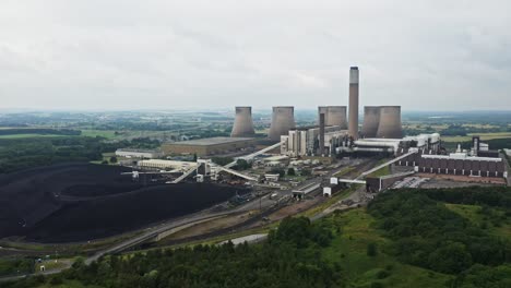 Un-Dron-Aéreo-Revela-Una-Gran-Central-Eléctrica-Industrial-Alimentada-Por-Carbón.