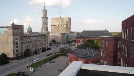 Wenn-Man-Von-Der-Innenstadt-Von-Indianapolis-Nach-Norden-Blickt,-Zeigt-Das-Filmmaterial-Das-Alte-National-Center,-Das-Früher-Als-Murat-Center-Bekannt-War