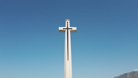 Suda-bay-war-memorial-statue,-tilting-up-towards-a-blue-sky