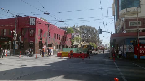 Camino-Cerrado-Por-Reemplazo-De-Línea-De-Tranvía-En-Una-Concurrida-Intersección,-Grandes-Máquinas-Excavando-El-Camino