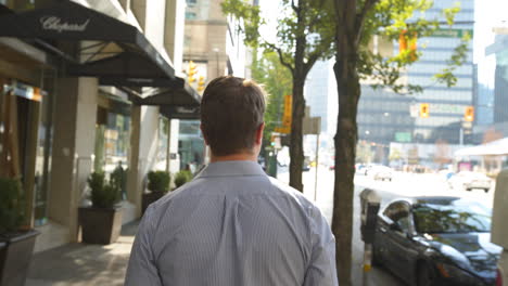 Toma-De-Seguimiento-De-Un-Hombre-De-Negocios-Caminando-Por-Una-Zona-Concurrida-De-Georgia-Street-En-Vancouver.