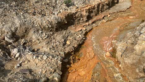 Cascada-De-Agua-Contaminada-Que-Baja-A-Través-De-Rocas-En-Rosia-Montana