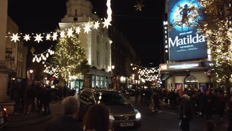 Cambridge-Theatre-En-Seven-Dials-En-Londres,-Con-Matilda-El-Musical