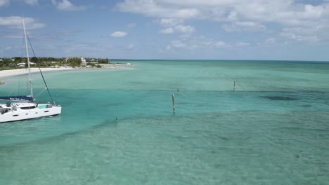 Barco-Catamarán-Turístico-En-Las-Islas-Gran-Bahama,-Drone-Aéreo