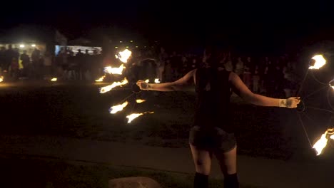 Dos-Chicas-Bailarinas-De-Fuego-Caminando-Con-Círculos-De-Fuego.