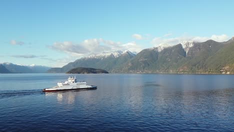 Antena-De-Bc-Ferries-Cruce-De-Ferry-Hermoso-Paisaje-Montañoso-Cubierto-De-Nieve