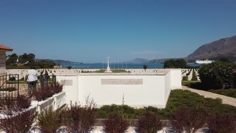 Monumento-A-Los-Caídos-En-La-Bahía-De-Suda,-Visión-General-De-Toma-Amplia,-Cielo-Azul