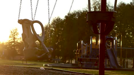 El-Columpio-De-Un-Niño-Vacío-Se-Balancea-Lentamente