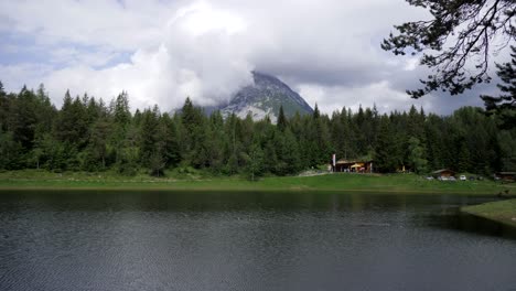 Der-Lottensee-Mit-Einem-Berg-Im-Hintergrund