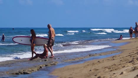 Un-Grupo-De-Personas-Caminan-Por-La-Playa