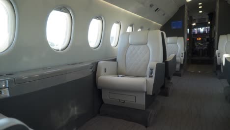 Panorámica-Del-Interior-De-Un-Dassault-Falcon-Reacondicionado.