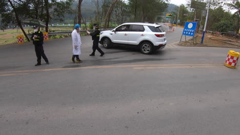 Medizinischer-Coronavirus-Kontrollpunkt-In-Der-Südchinesischen-Provinz-Yunnan