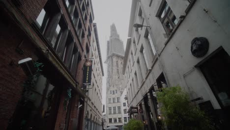 POV-Annäherung-An-Die-Kathedrale-Notre-Dame-Von-Einer-Seitenstraße-Aus,-Turm-In-Der-Ferne