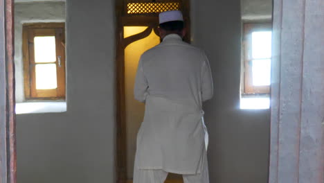 Muslim-priest-praying