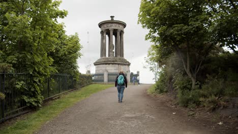 Una-Chica-Pelirroja-Camina-Hacia-Un-Pilar-En-Edimburgo