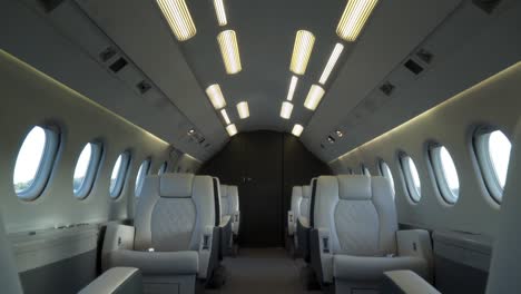 Panorámica-Hacia-Abajo-Desde-El-Interior-Del-Techo-Interior-De-Un-Dassault-Falcon-Reacondicionado