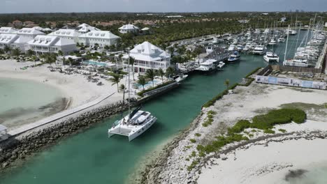 Velero-En-Puerto-Deportivo-En-Ambiente-Tropical-De-Bahamas,-Drone-Aéreo