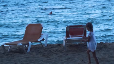 Ein-Kleines-Mädchen,-Das-Am-Strand-Spaziert