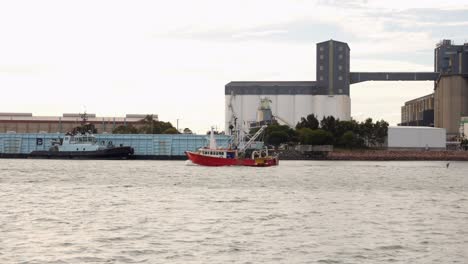 Barco-De-Pesca-Comercial-Saliendo-Al-Puerto-De-Newcastle-Al-Atardecer