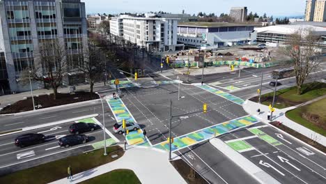 Toma-Aérea-Circular-De-La-Nueva-Intersección-De-La-UBC-Con-Coloridos-Pasos-De-Peatones-De-Camuflaje.