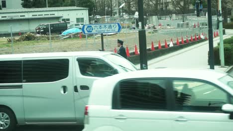 Oficiales-De-Policía-En-La-Esquina-De-Una-Calle-En-Japón.