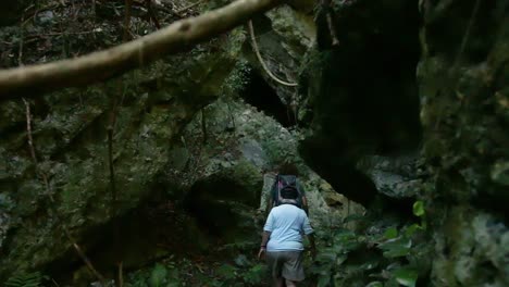 Anciana-Y-Joven-Explorando-Las-Montañas-De-Belice.