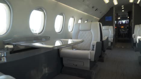 Panorámica-Suave-Por-El-Interior-De-Un-Dassault-Falcon-Reacondicionado.