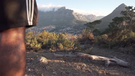 Hombre-Caminando-Hacia-Table-Mountain-Y-Cabeza-De-Leones-En-La-Cima-De-Signal-Hill-En-Ciudad-Del-Cabo,-Sudáfrica,-En-Cámara-Lenta