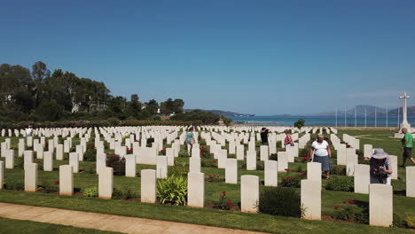 Suda-Bay-Kriegsfriedhof-Mit-Touristen-An-Einem-Klaren,-Blauen-Himmelstag