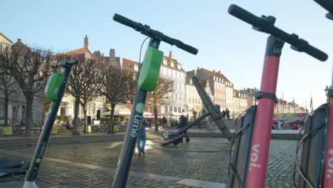 Lime-Y-Voli-Scooters-Eléctricos-Compartidos-Horneados-En-Copenhague,-Dinamarca