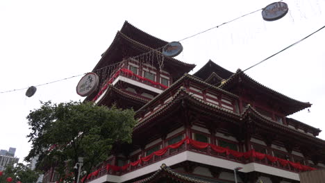 Tourist-taking-photos-of-a-temple-in-Chinatown,-Singapore