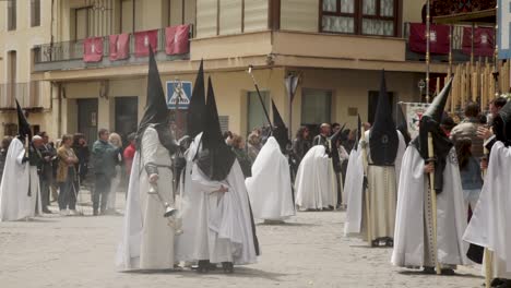 Semana-Santa---Nazareno-Balancea-Un-Incensario-De-Cadena-De-Plata-Durante-La-Celebración-Religiosa