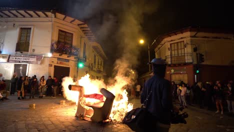 Gente-Celebrando-La-Víspera-De-Año-Nuevo-Con-Hogueras-En-Las-Calles-De-Cuenca,-Ecuador