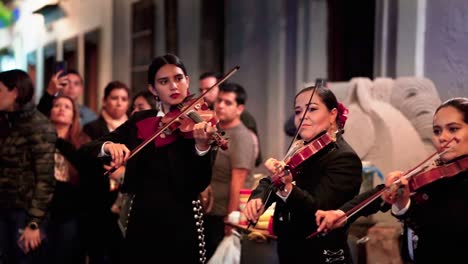 Concierto-Típico-Mexicano-De-Mariachi-Callejero-En-Una-Calle-Con-Mujeres-Tocando-El-Violín