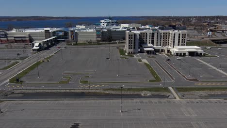 Imagen-Aérea-De-Estacionamientos-Vacíos-Del-Centro-Comercial-Destiny-Durante-La-Pandemia-De-Covid-19