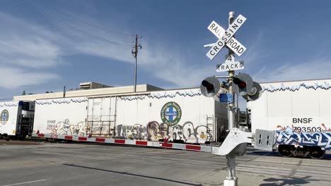 Largo-Tren-Moviéndose-Lentamente-Pasó-Bakersfield-California-Court-House-Estacionamiento