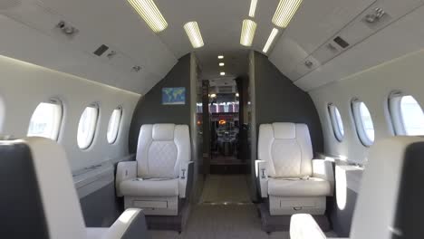 Panorámicas-Suaves-A-Través-Del-Interior-De-Un-Dassault-Falcon-Reacondicionado