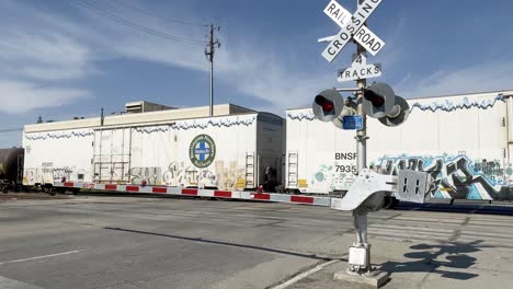 Largo-Tren-Moviéndose-Lentamente-Pasó-Bakersfield-California-Court-House-Estacionamiento