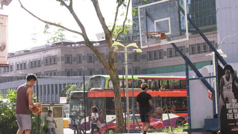 Dos-Niños-Jugando-Baloncesto-En-Una-Cancha-Pública-En-Singapur.