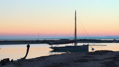 Puesta-De-Sol-En-La-Isla-De-Mersea-En-Un-Velero-De-Playa-En-Un-Tiro-Reino-Unido