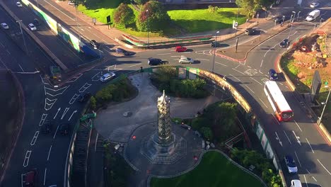 Zeitraffervideo-Des-Geschäftigen-Morgendlichen-Autoverkehrs-Am-Hauptkreisverkehr-In-Birmingham,-Vereinigtes-Königreich