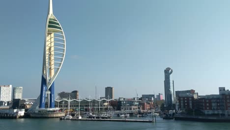 Torre-Spinnaker-Y-Muelles-Gunwharf-Desde-El-Mar.