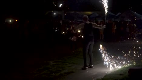 Bailarín-De-Fuego-Haciendo-Girar-Fuegos-Artificiales-A-Sus-Espaldas