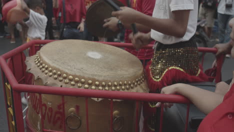 Año-Nuevo-Chino-Celebrando-En-Chinatown-Bangkok,-Tailandia---Joven-Baterista-Tocando-El-Ritmo-De-La-Danza-Del-Dragón---Brote-Del-Virus-De-La-Corona---Editorial