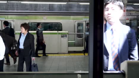 Innenzug,-Der-In-Den-Bahnhof-In-Japan-Einfährt