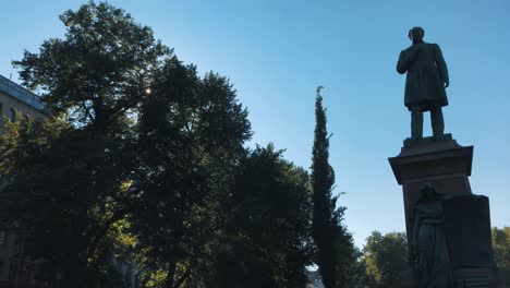 Estatua-De-Johan-Ludvig-Runeberg-Con-Destello-De-Lente